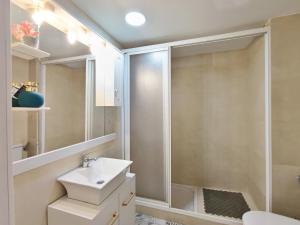 Habitación amplia en suite en piso compartido