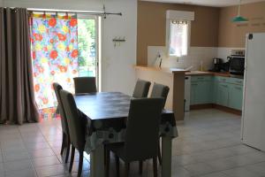 Maisons de vacances Gites La Garrigue 15 minutes Sarlat & Lascaux avec 2 piscines : photos des chambres