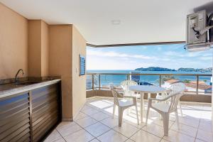 187 Apartamento 50m da Praia. Bela vista ao mar. Em Avenida principal de Bombinhas.