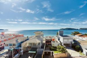 187 Apartamento 50m da Praia. Bela vista ao mar. Em Avenida principal de Bombinhas.