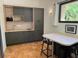 Ermitage Saint Quinis - Le Levant, lodge eco ondes en pierre