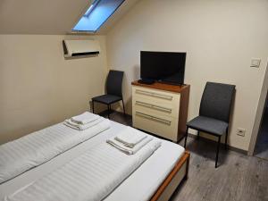 Comfy Attic Near the Airport - Full