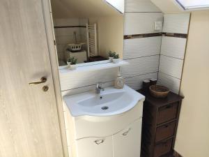 Comfy Attic Near the Airport - Full