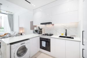 Free housekeeping visits during your stay - StayShort - JVC Apartment Sleeps 4 with Pool View