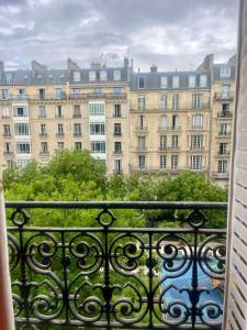 Party of 6!! Arc de Triomphe