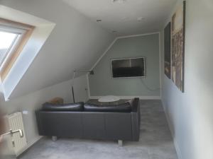 Værelse, tv-stue og spiserum uden vand, ikke køkken, på første sal , eget badeværelse i stueetagen