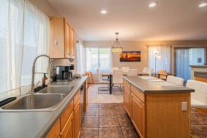 NEW Desert Daze, near Golf, Heated Pool+Spa, 12ppl