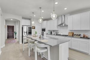 Relax-Recharge 4BR Retreat w Gym & Wine Nearby