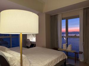 Luxurious 1 Br Facing Manila Bay Sunset Nearby Okada MOA Solaire Ayala Malls