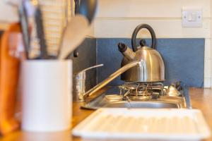 Pod2 - Powys River Pods - Pet Friendly Glamping Pod Builth Wells Powys Wales