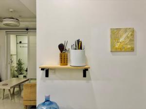 Căn hộ 1PN 1WC sofa phòng khách, ban công rộng, netflix