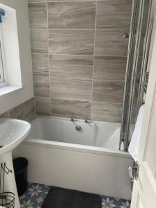 Caris - 2 Bedroom 4 Beds Ideal for Contractors