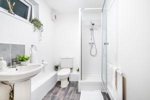 6 Bedroom House, ideal for contractors, short and long term stays, Free Parking