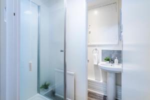 6 Bedroom House, ideal for contractors, short and long term stays, Free Parking