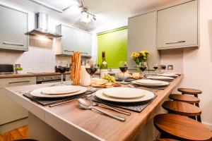 6 Bedroom House, ideal for contractors, short and long term stays, Free Parking