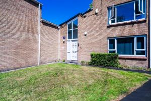 6 Bedroom House, ideal for contractors, short and long term stays, Free Parking