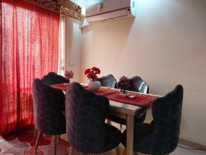 شقة فاخرة تطل على النيل 250 أنيقة بمدخل فخم وإطلالة ساحرة على النيل مساحة 250 م ديكور عصري ومساحات مفتوحة تتسع للعائلات أو الأصدقاء مع إنترن?