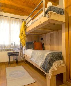 Apartament familiar de luxe i balcó amb vistes by RURAL DÀNEU