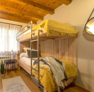 Apartament familiar de luxe i balcó amb vistes by RURAL DÀNEU