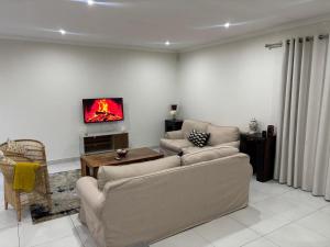 The Cozy Double , 2 Full Rooms , Spacious Living Room And A Double Garage