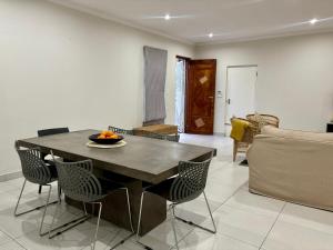 The Cozy Double , 2 Full Rooms , Spacious Living Room And A Double Garage