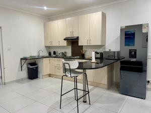 The Cozy Double , 2 Full Rooms , Spacious Living Room And A Double Garage