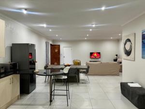 The Cozy Double , 2 Full Rooms , Spacious Living Room And A Double Garage