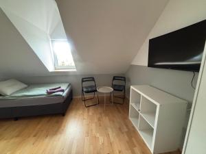 Zimmer für 3 Personen, Kühlschrank-Bad