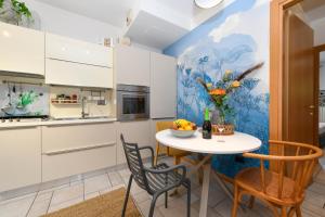 Martin apartment with pool & terrace near center salò & lake Garda