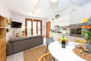 Martin apartment with pool & terrace near center salò & lake Garda