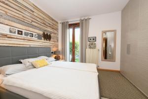 Martin apartment with pool & terrace near center salò & lake Garda