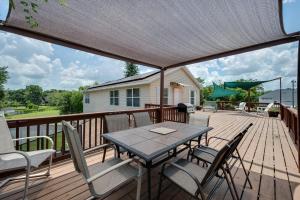 Lakefront 7 Bedroom Duplex, Pool, Boat, and Hottub
