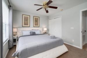 Lakefront 7 Bedroom Duplex, Pool, Boat, and Hottub