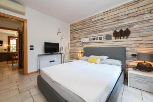 Martin apartment with pool & terrace near center salò & lake Garda