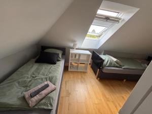 Zimmer für 3 Personen, Kühlschrank-Bad