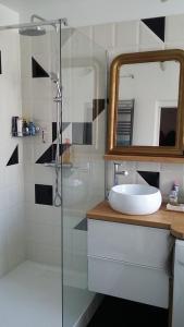 Chambre privée avec vue sur jardin dans maison