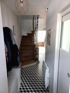 Chambre privée avec vue sur jardin dans maison