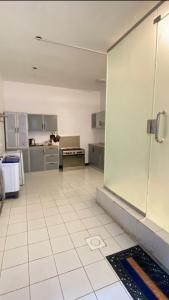 شقة ثلاث غرف مؤثثة للايجار اليومي