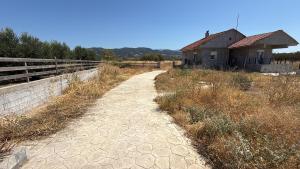 Private Parking for Cars, Vans, Campers, Bus, RV, Trailer & Caravan with Easy Access to Expressway & Main Road - Quiet Location with Mountain Views, Near the Beach, with 2 Lose Guard Dogs, No Water or Electric, No Shower or Toilet - Self Check-in