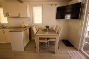 Luxury Houseboat Lavender 