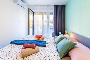 Novi stan 2 spavaće 2 balkona samo 200 m od plaža