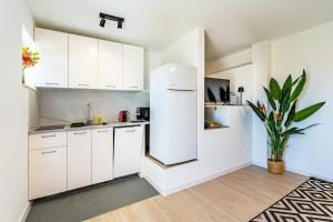 Novi stan 2 spavaće 2 balkona samo 200 m od plaža