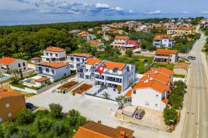 Novi stan 2 spavaće 2 balkona samo 200 m od plaža