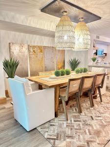 Villa Valbuena Palm Oasis In-Laws Quarters 4-Story Unit With Rooftop Retreat