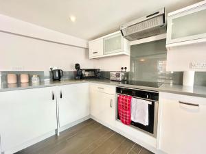 City Stays lovely 3 Bedroom Flat in Canterbury wt cathedral views