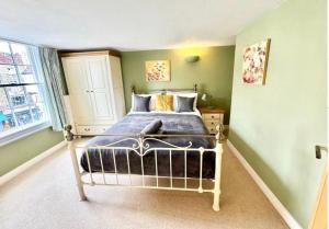 City Stays lovely 3 Bedroom Flat in Canterbury wt cathedral views