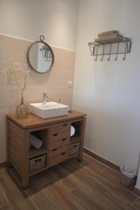 B&B / Chambres d'hotes Aux 3 Forets : Chambre Lit Queen-Size - Vue sur Jardin