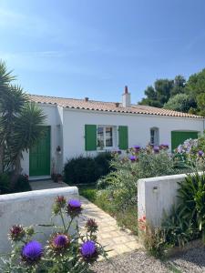 Maisons de vacances Maison arboree style Re proche mer : Maison de Vacances
