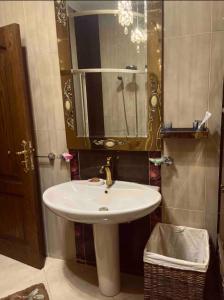 Sunny & Spacious rooms close to the Airport!