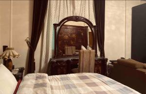 Sunny & Spacious rooms close to the Airport!